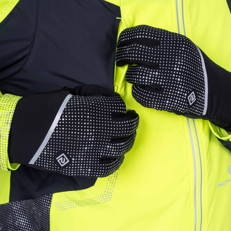 A model wearing a pair of the Ronhill Unisex Reflect Glove in the Black/Reflect colourway.