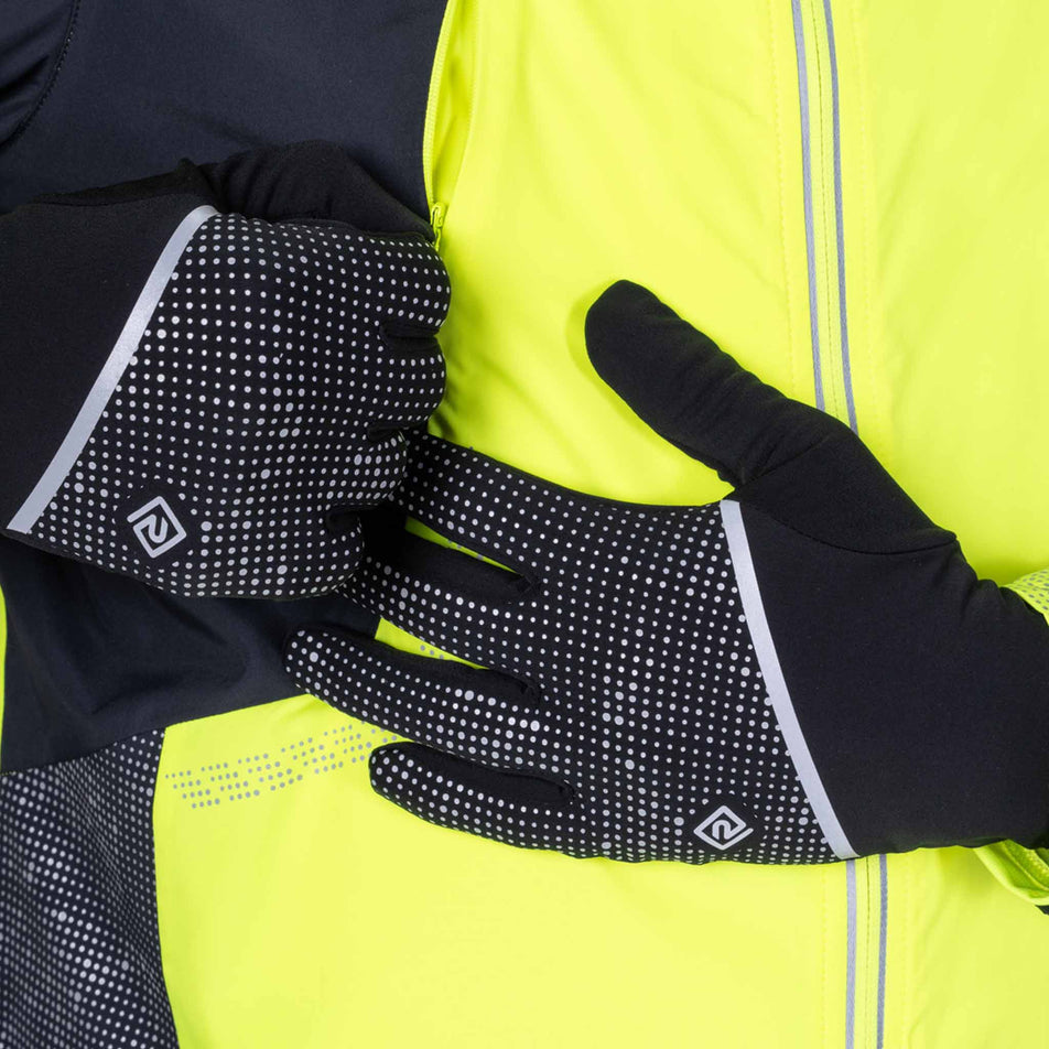 A model wearing a pair of the Ronhill Unisex Reflect Glove in the Black/Reflect colourway.