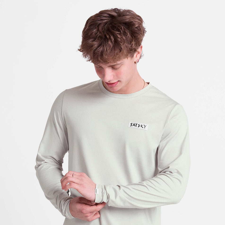 Front view of a model wearing the SAYSKY Men's Tiger Pace Long Sleeve in the Grey colourway.