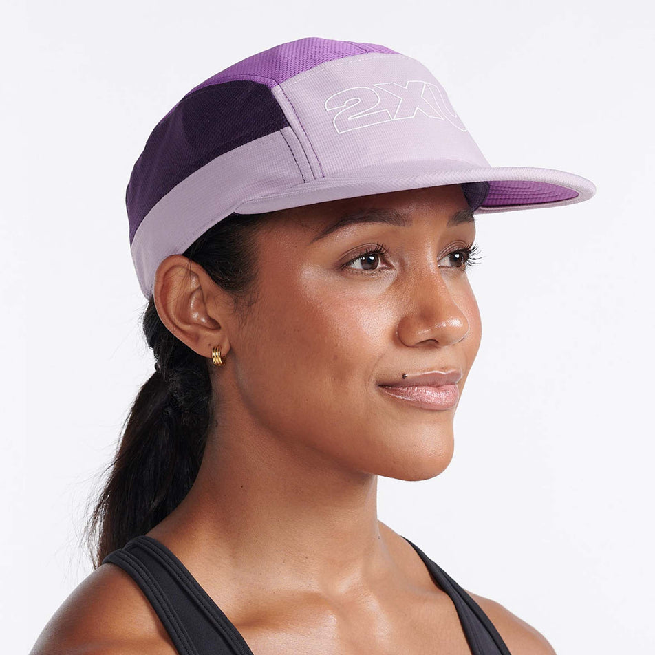 A model wearing a 2XU Unisex Light Speed Cap in the Pastel Pink/Wood Violet colourway (8149298118818)