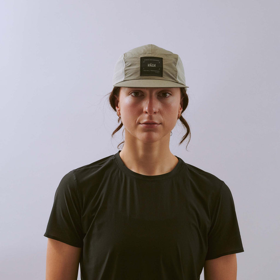 Front view of a model wearing the VÅGA Unisex Mesh Flex Cap in the Mid Grey colourway.