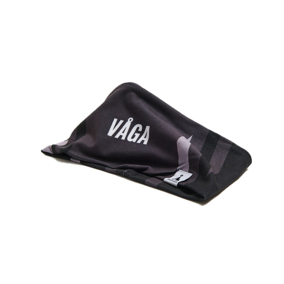 A VÅGA Unisex Club Headband in the Black/Charcoal/Grey colourway. (8596215431330)
