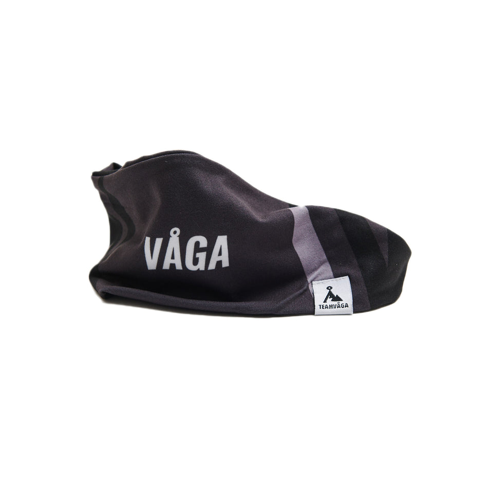 A VÅGA Unisex Club Headband in the Black/Charcoal/Grey colourway. (8596215431330)