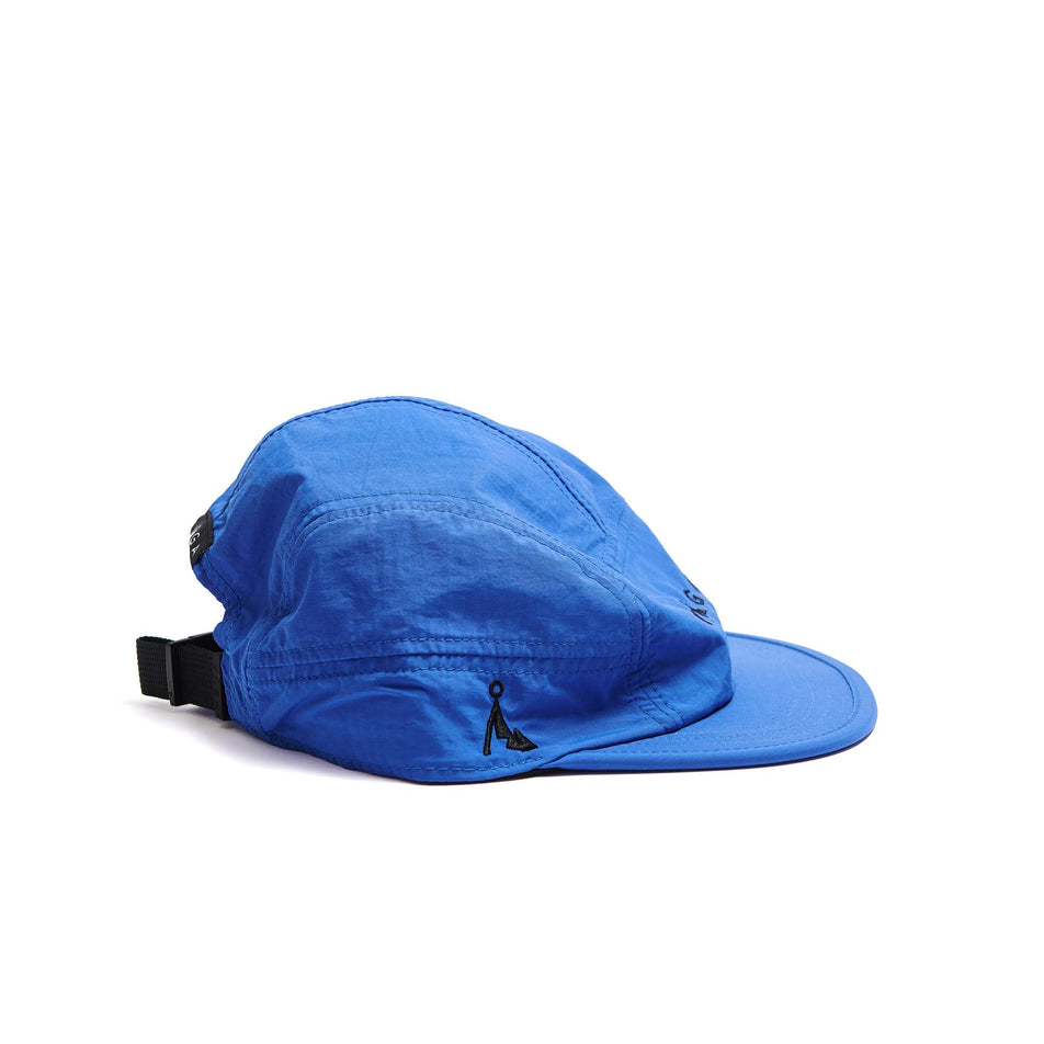 Side view of a VÅGA Unisex Fell Cap in the Royal Blue/Black colourway. (8486920552610)