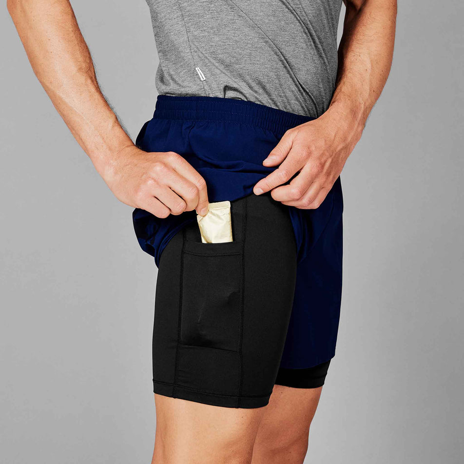 Two energy gels sticking out of the inner pocket of the SAYSKY Men's 2 In 1 Pace Shorts 5
