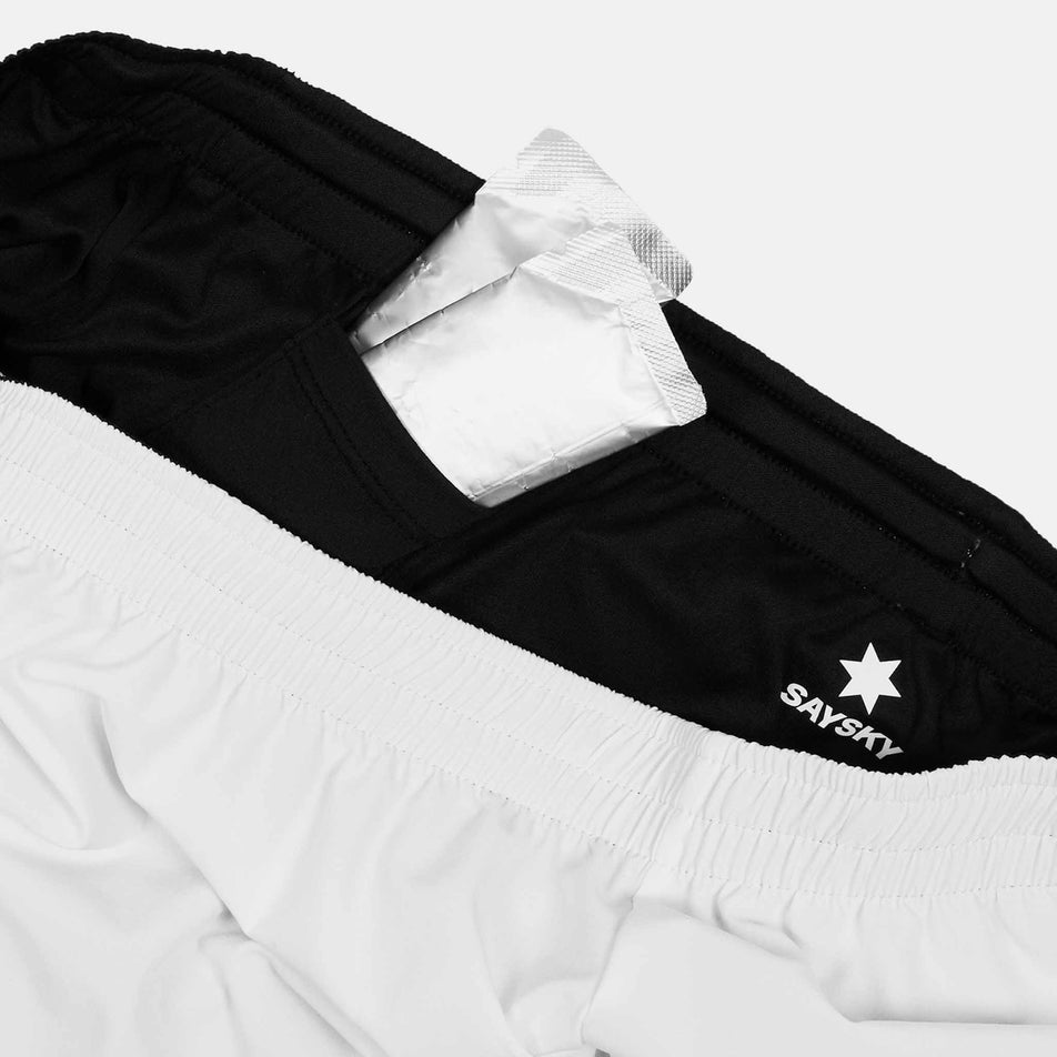 A couple of energy gels sticking out of the inner pocket on a pair of the SAYSKY Men's Pace Shorts 5