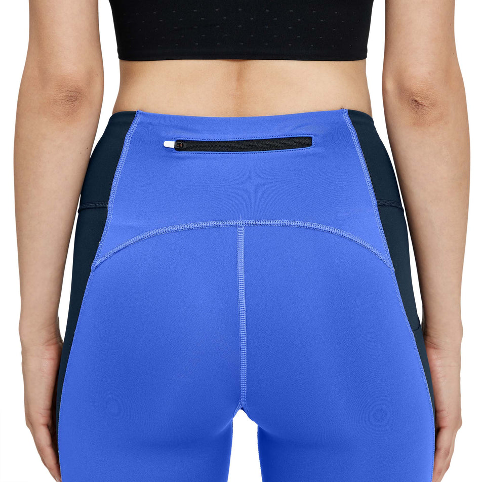 Close-up view of the zip back pocket and stitching detail on a pair of women's On Performance Tights in the Navy and Cobalt colour (7763911540898)