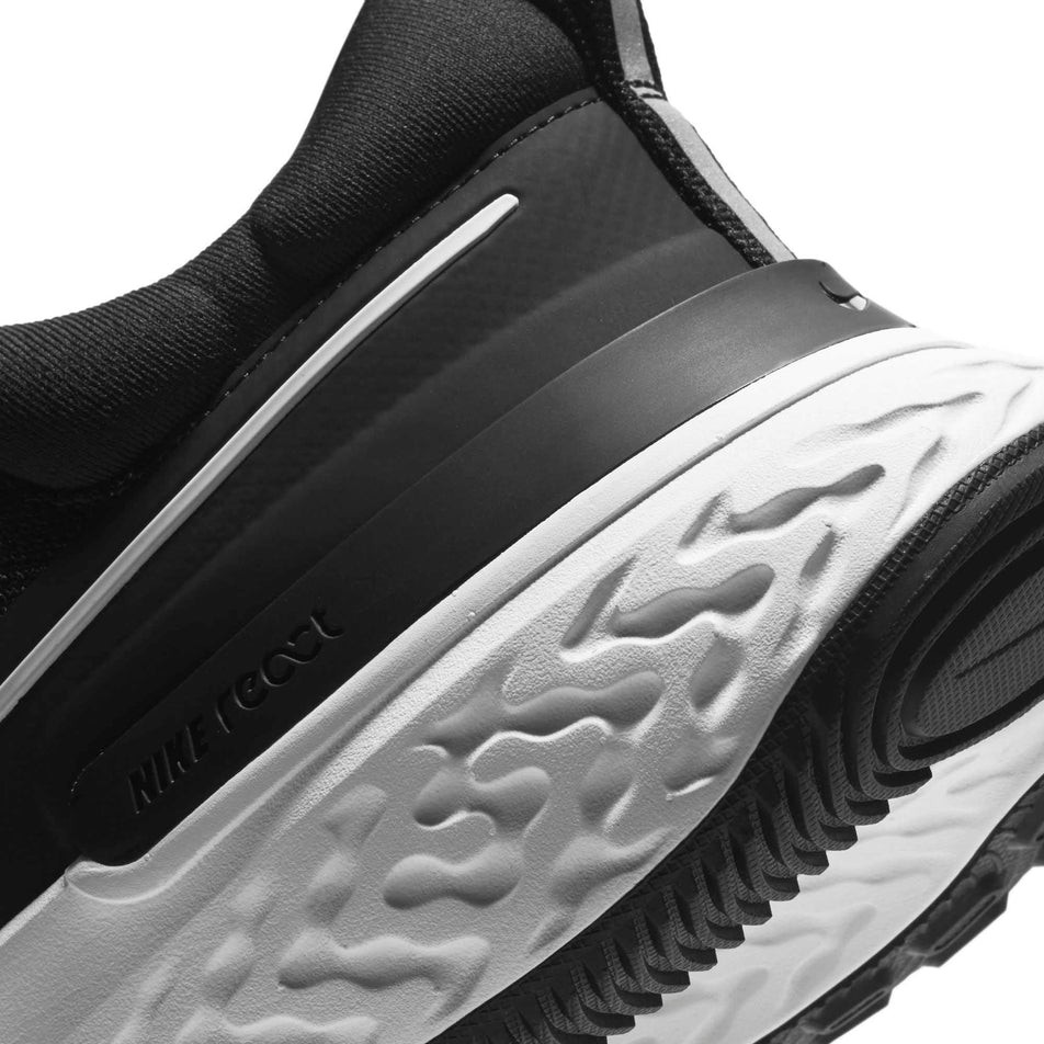 Midsole view of men's nike react miler 2 running shoes (6872688197794)