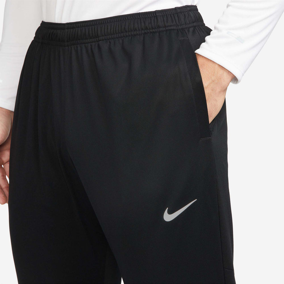 Side pocket view of Nike Men's Therma-Fit RPL Challenger Pant in black (7683334701218)