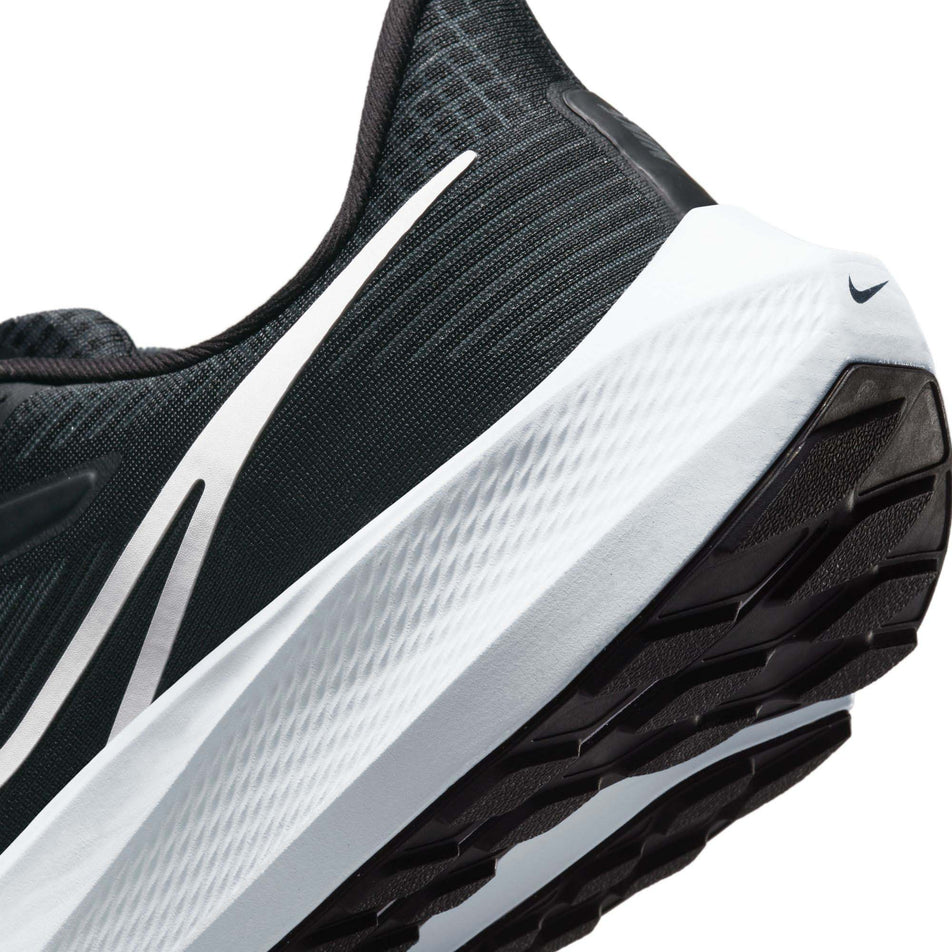 The medial side of the heel unit on the right shoe from a pair of men's Nike Air Zoom Pegasus 39 (7725357203618)