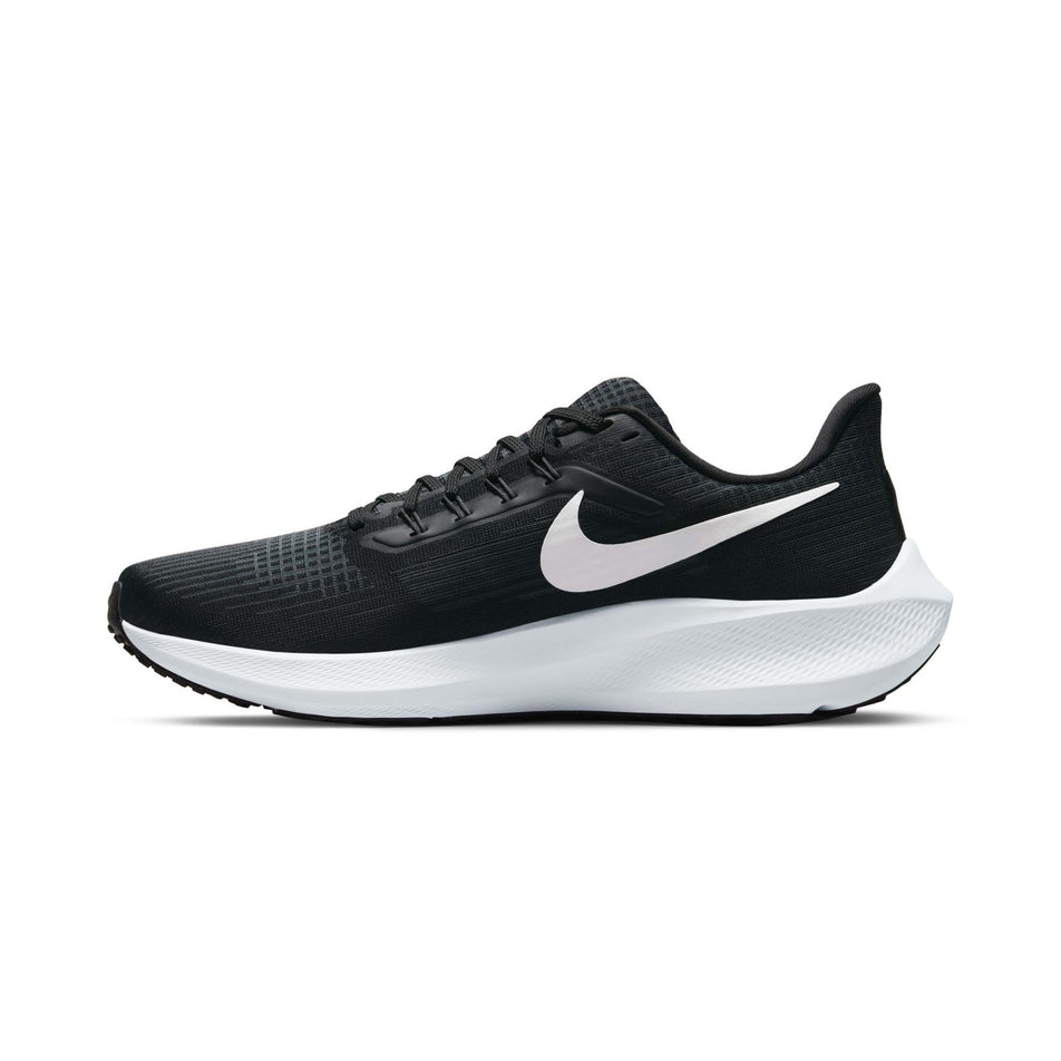 Medial side of the right shoe from a pair of men's Nike Air Zoom Pegasus 39 (7725357203618)