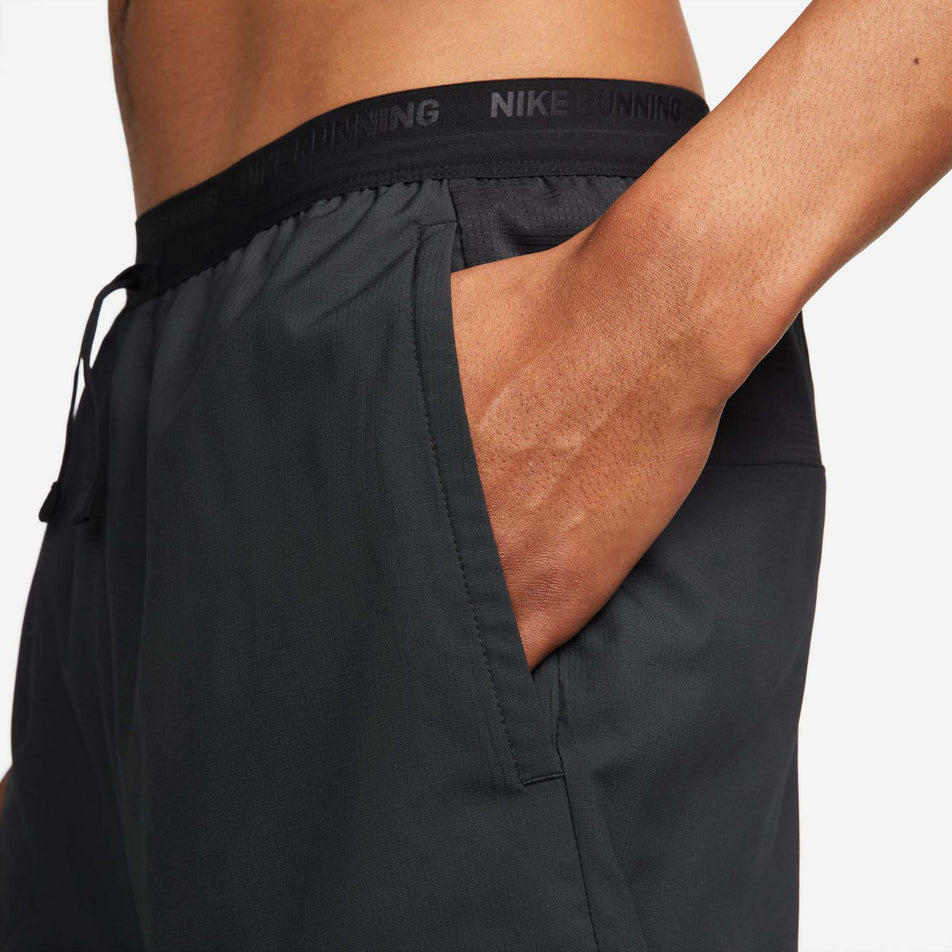 Side view of men's nike df stride 2in1 short 7in (7386154336418)