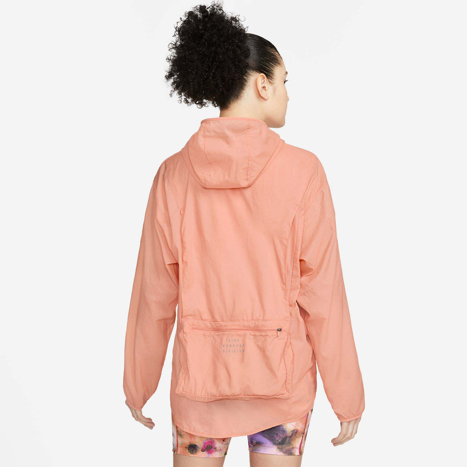 Behind view of women's nike run dvn pkbl jacket (7385220317346)