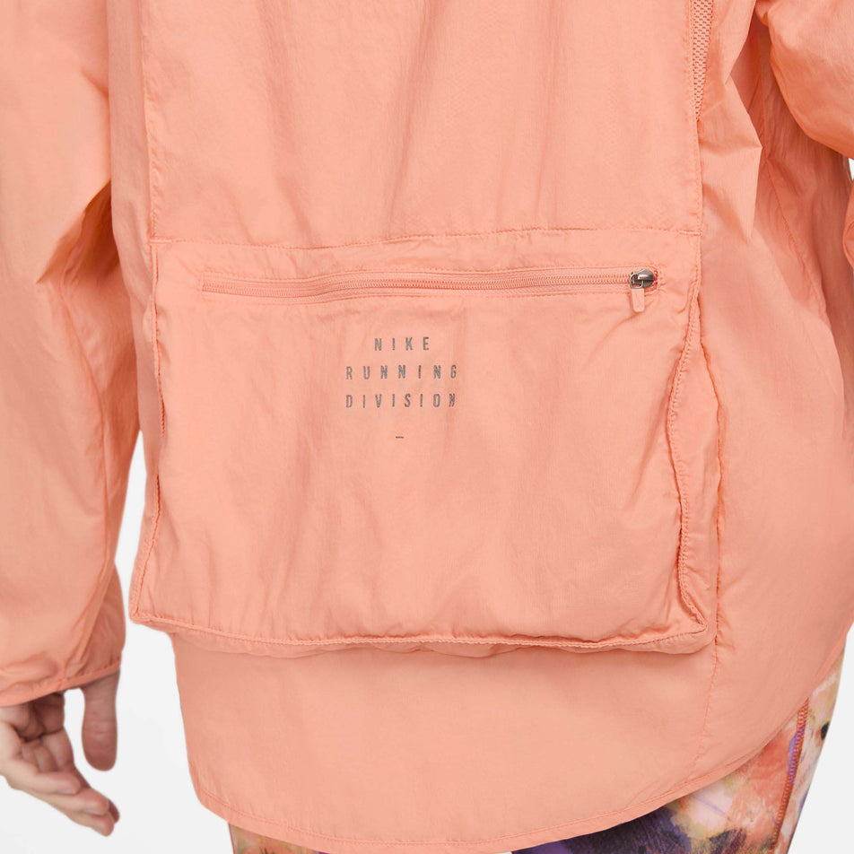 Pouch view of women's nike run dvn pkbl jacket (7385220317346)