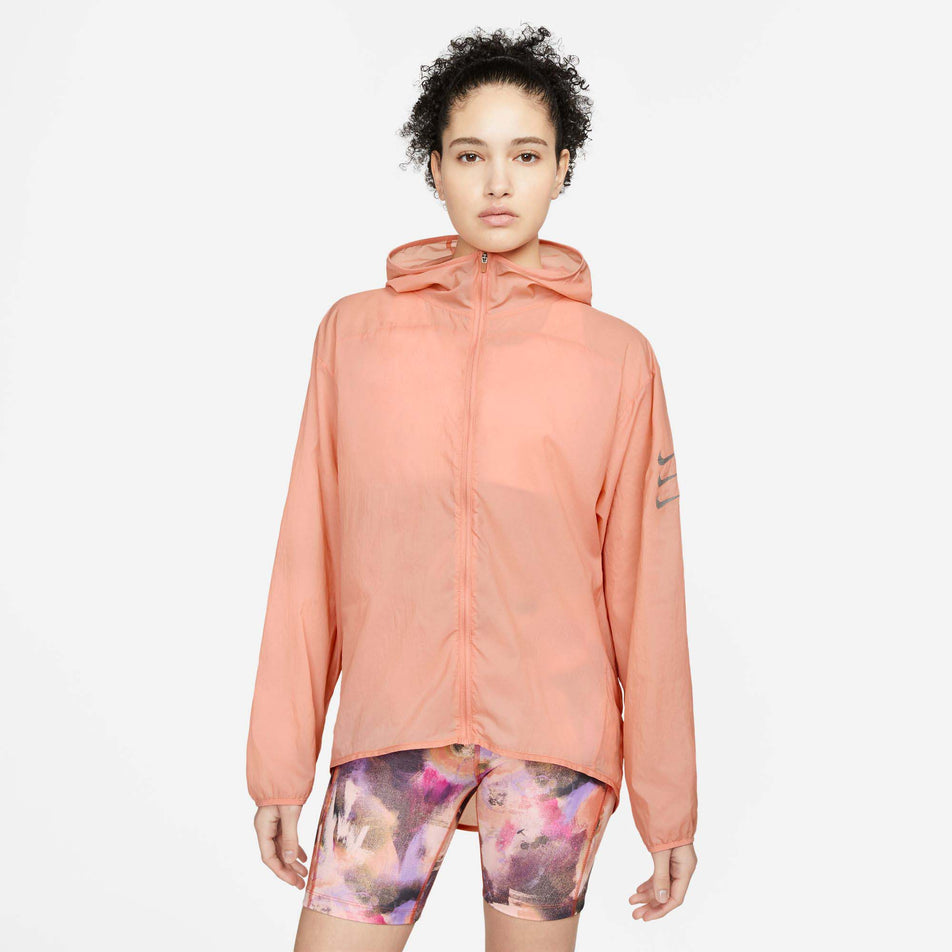 Front view of women's nike run dvn pkbl jacket (7385220317346)