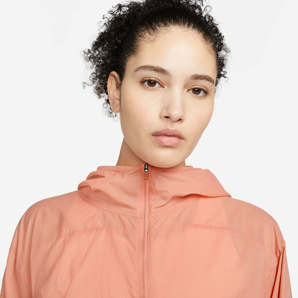 Collar view of women's nike run dvn pkbl jacket (7385220317346)