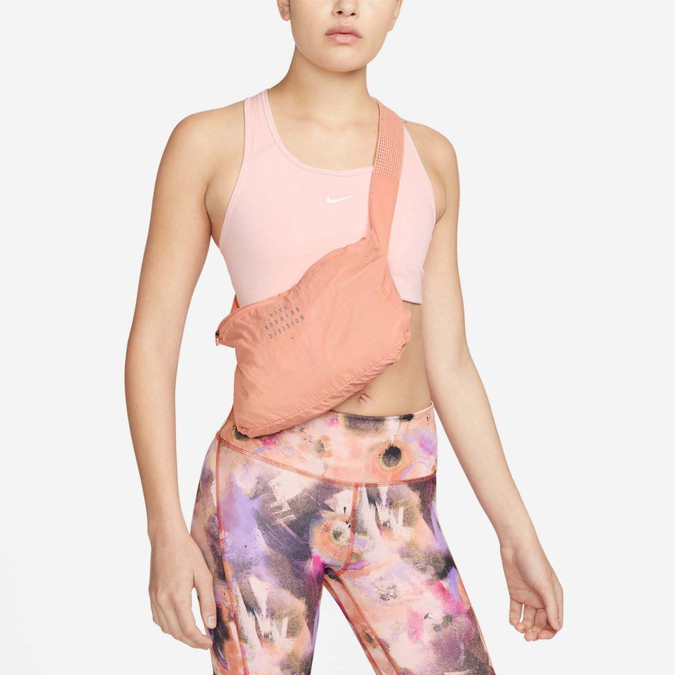 Packed view of women's nike run dvn pkbl jacket (7385220317346)