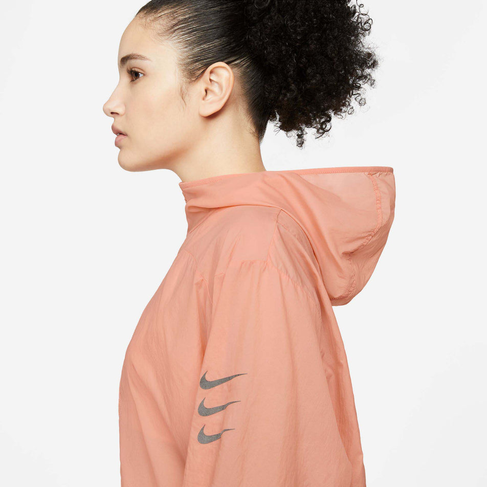 Side view of women's nike run dvn pkbl jacket (7385220317346)