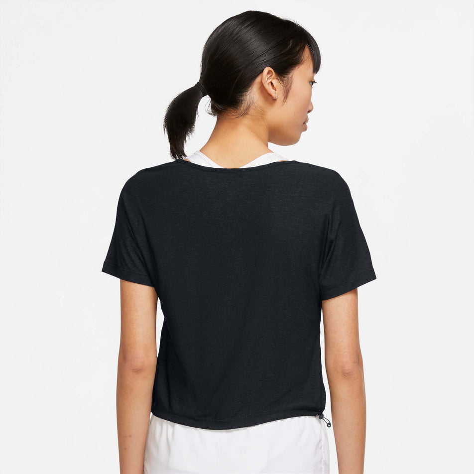 Behind view of women's air df ss top plus (7248065560738)
