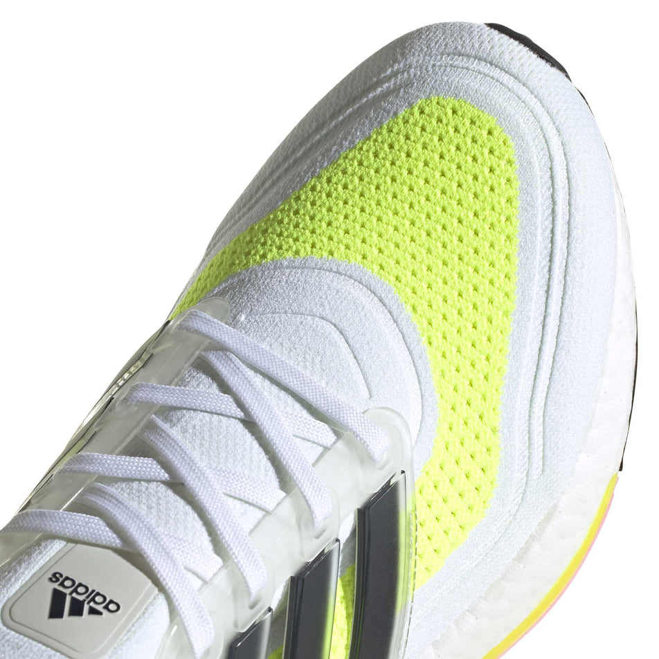 The upper on the right shoe from a pair of men's adidas Ultraboost 21 (6893318766754)