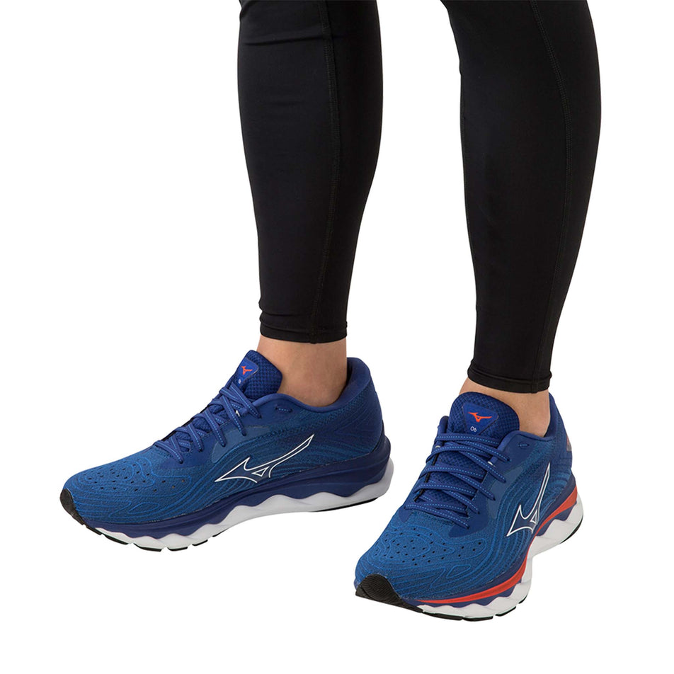 Model view of Mizuno Men's Wave Sky 6 Running Shoes in blue (7599151055010)