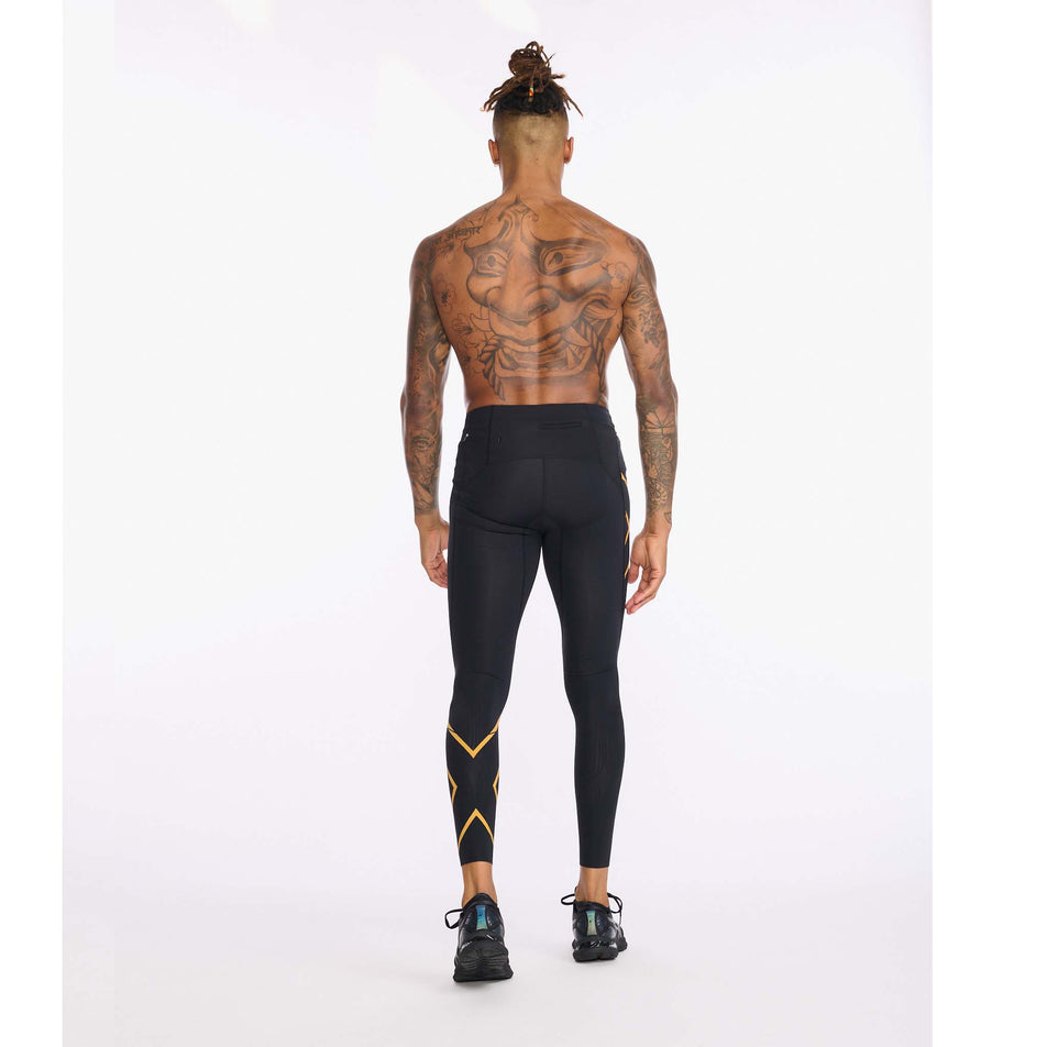 Behind view of men's 2xu light speed compression tight (7254476980386)