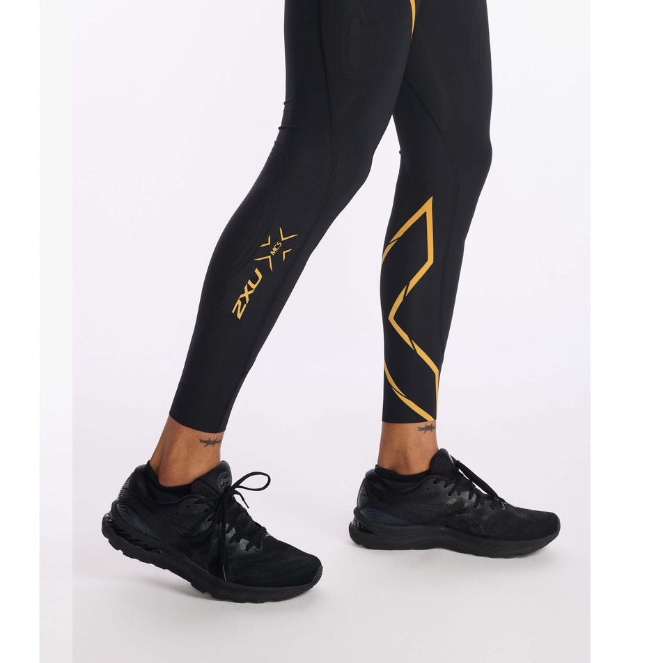 Calf view of men's 2xu light speed compression tight (7254476980386)