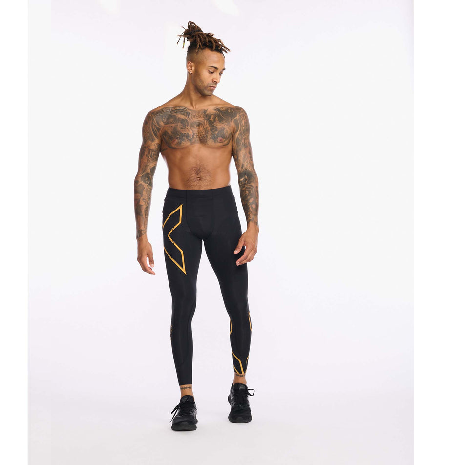 Front view of men's 2xu light speed compression tight (7254476980386)