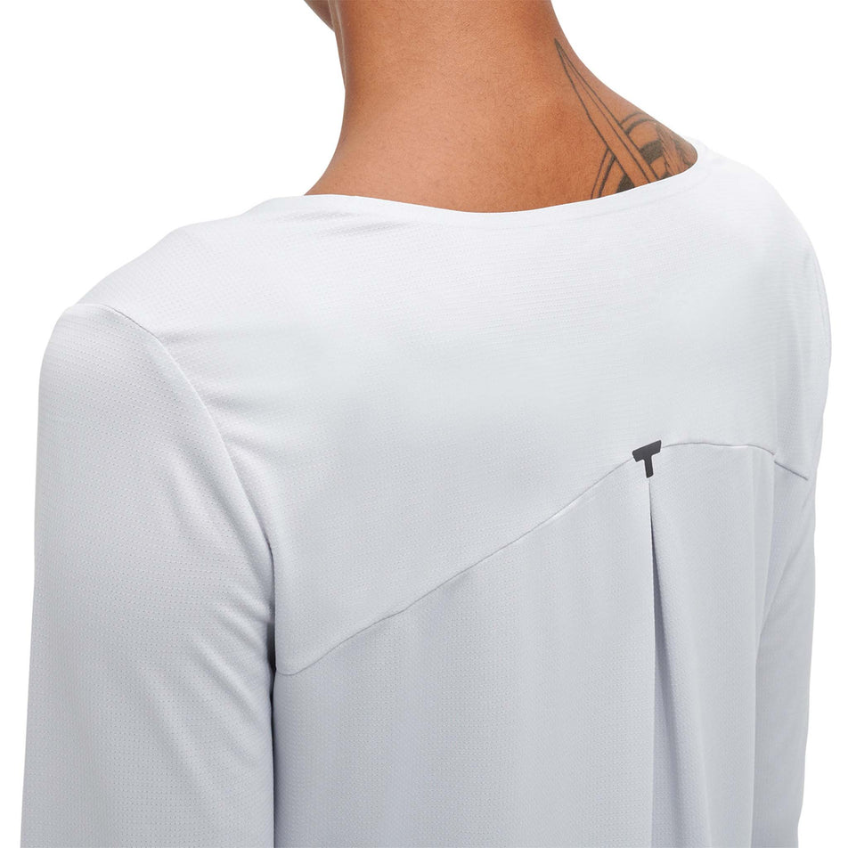 Upper back view of women's on performance-t long (7330439069858)