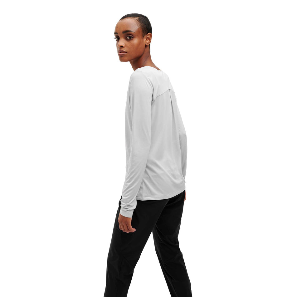 Side view of women's on performance-t long (7330439069858)