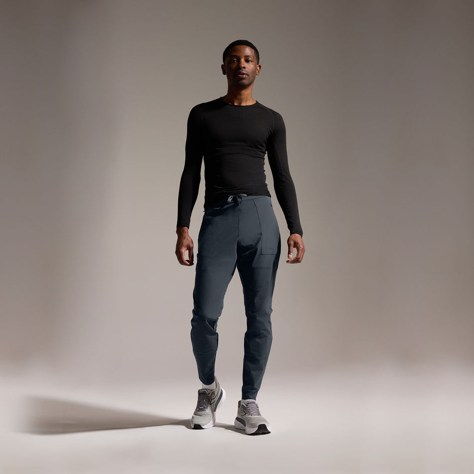 Front view of a model wearing the GOREWEAR Men's Everyday Track Pants in the Lab Graphite colourway. (8752076423330)