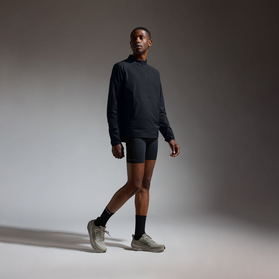 Angled view of the GOREWEAR Men's Concurve Windbreaker Anorak in the Black colourway.