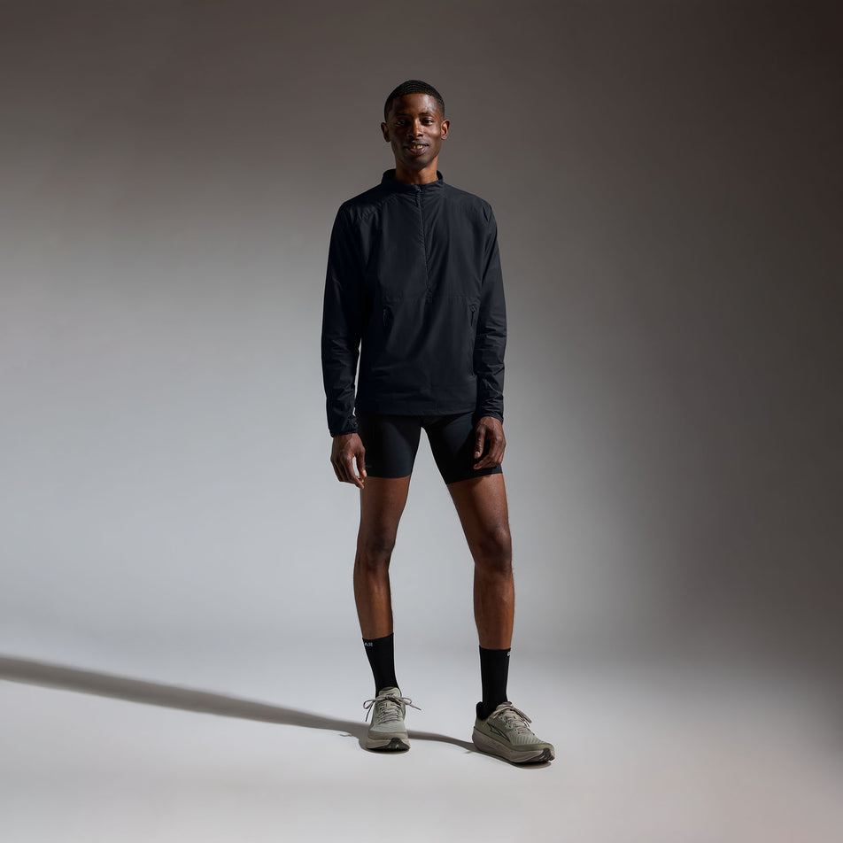 Front view of the GOREWEAR Men's Concurve Windbreaker Anorak in the Black colourway.