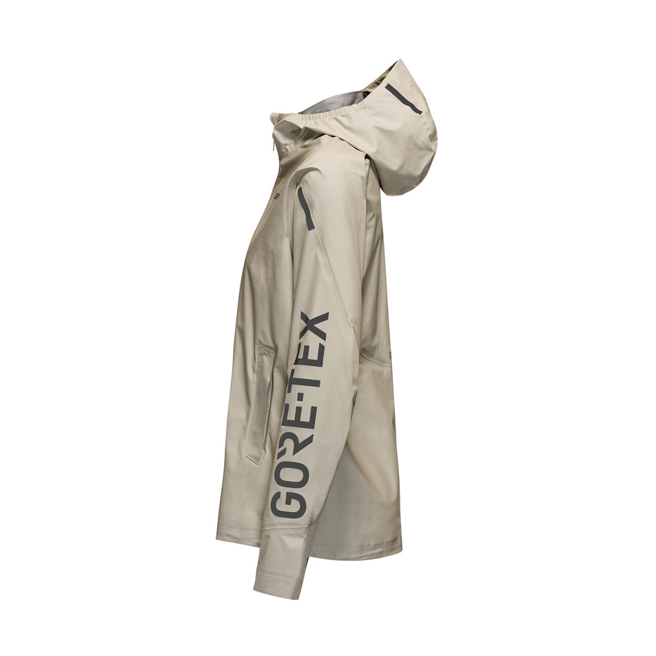 Side view of the GOREWEAR Women's Concurve GORE-TEX Logo Jacket in the Tech Beige/Black colourway. (8752081207458)