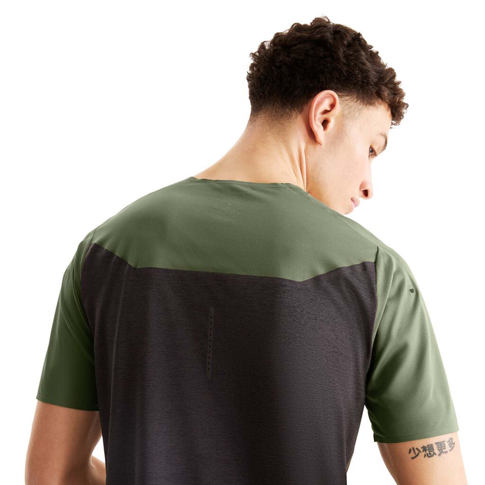 Close-up back view of a model wearing an On Men's Performance T in the Taiqa colourway. Upper half of the t-shirt is visible.  (8004183130274)