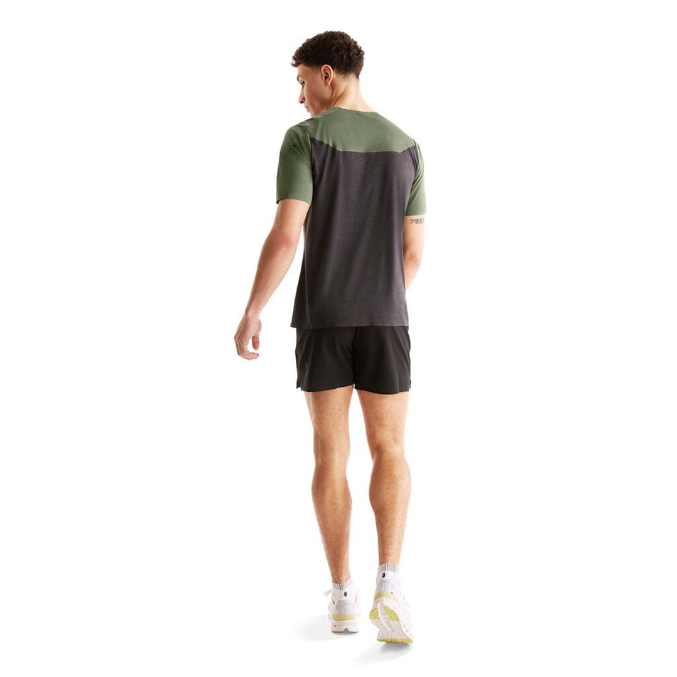 Back view of a model wearing an On Men's Performance T in the Taiqa colourway (8004183130274)