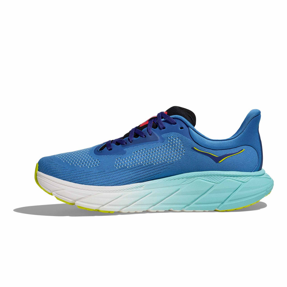 Medial side of the right shoe from a pair of HOKA Men's Arahi 7 Running Shoes in the Virtual Blue/Cerise colourway (8246538174626)