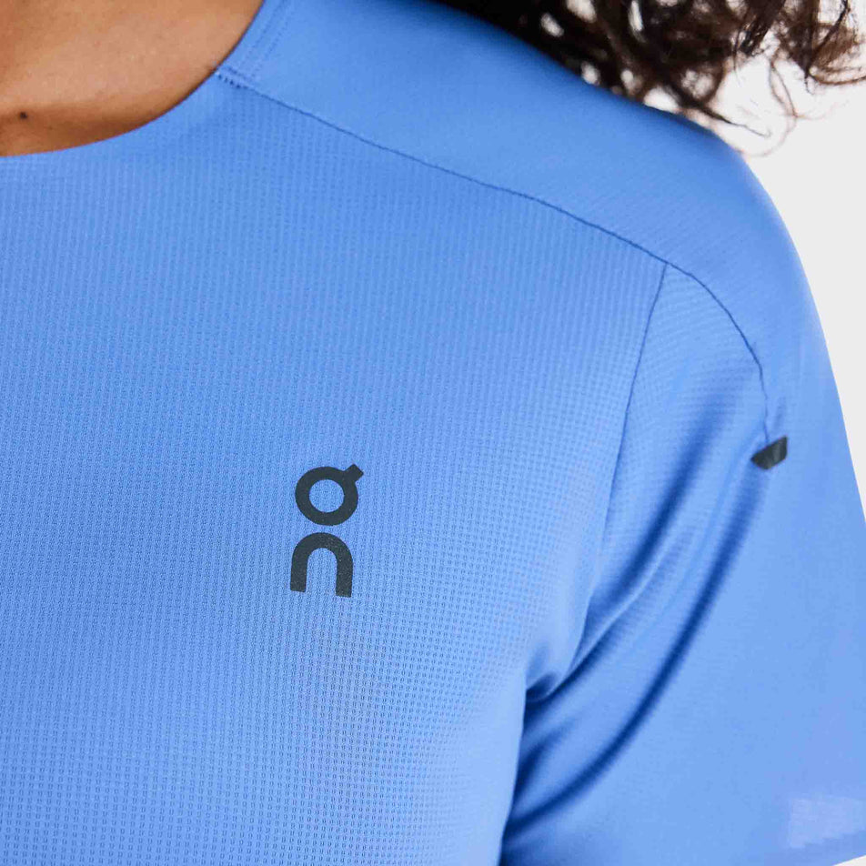 Close-up view of the On logo on the chest of the On Women's Performance-T in the Sailor/Navy colourway.