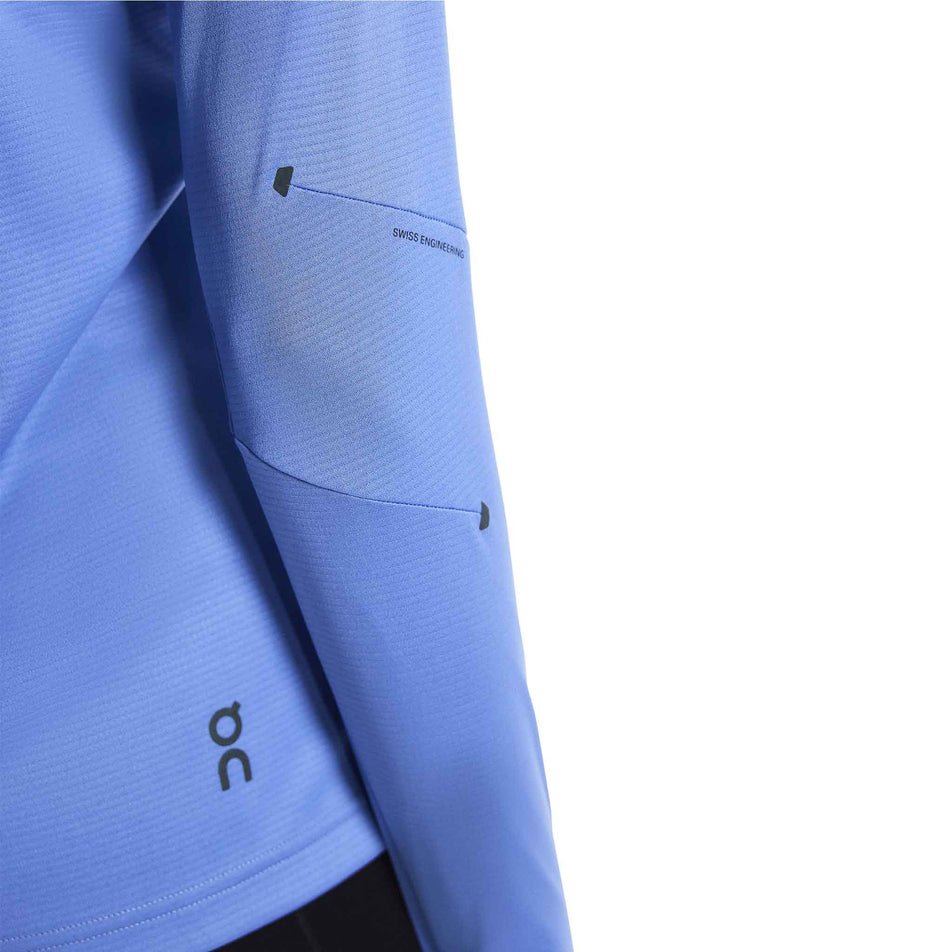 Close-up view of the sleeve on the On Women's Climate Shirt in the Sailor colourway.