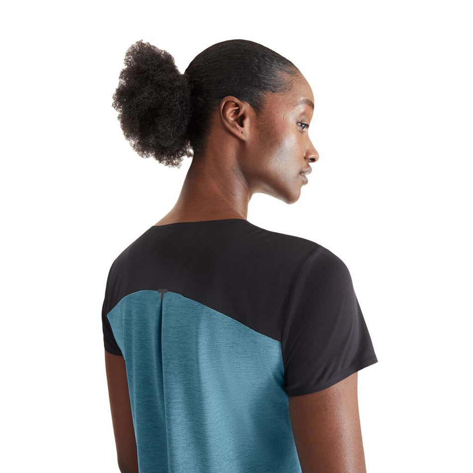 Close-up back view of a model wearing an On Women's Performance T in the Black/Wash colourway. Upper half of the t-shirt is visible.  (8002756313250)