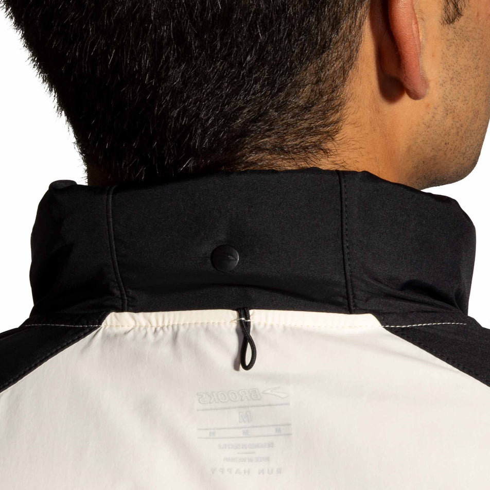 Roll away hood in the Brooks Men's Run Visible Jacket 2.0 in the Ecru/Fluoro Flash/Black colourway. (8499396804770)