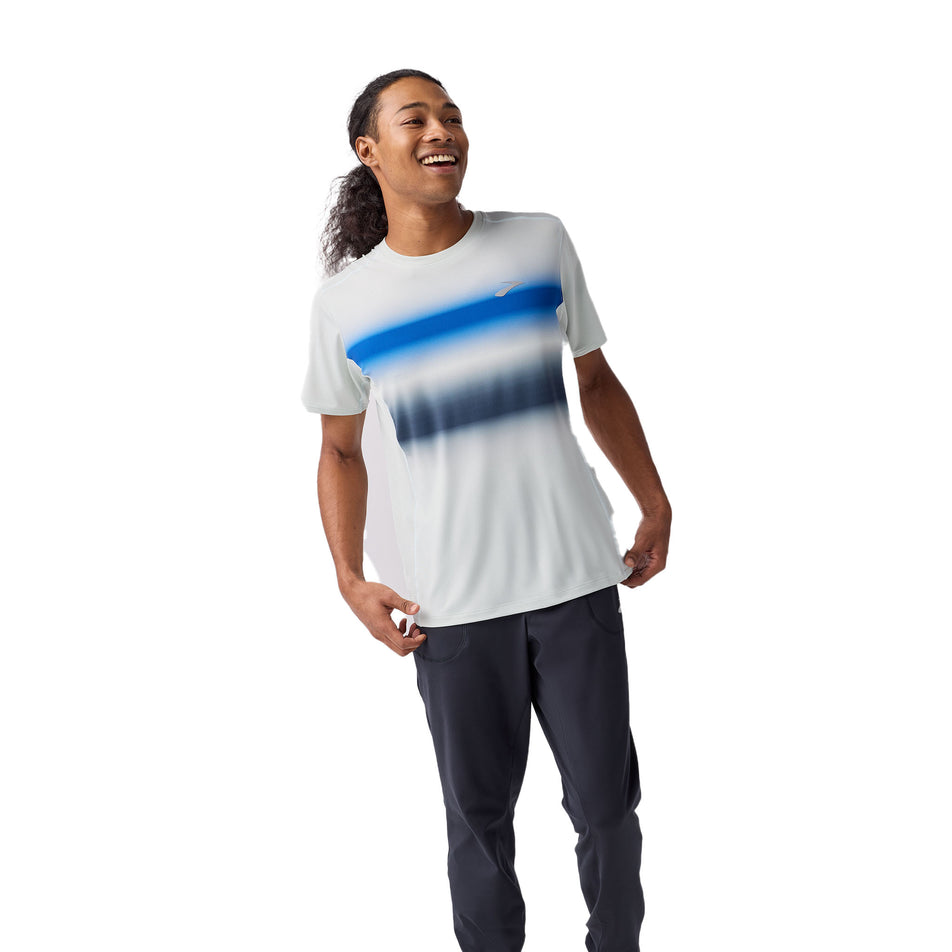 Front view of a model wearing the Brooks Men's Atmosphere Short Sleeve 3.0 in the Smoke/Shadow Stripe colourway. (8718760607906)