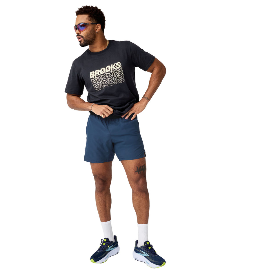 Front view of a model wearing the Brooks Men's Dash 2-in-1 Short in the Midnight Run/Black colourway.