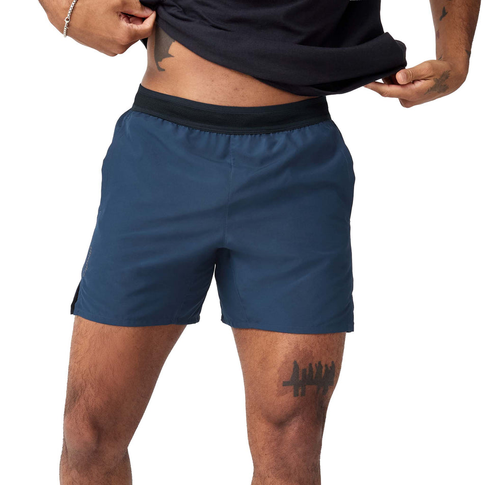 Front view of a model wearing the Brooks Men's Dash 2-in-1 Short in the Midnight Run/Black colourway.