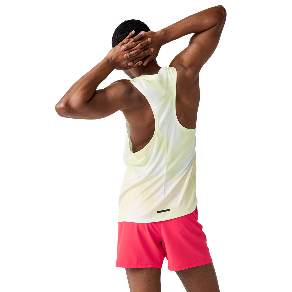 Back view of a model wearing the Brooks Men's Dash Singlet in the Euphoryc Luminary colourway.
