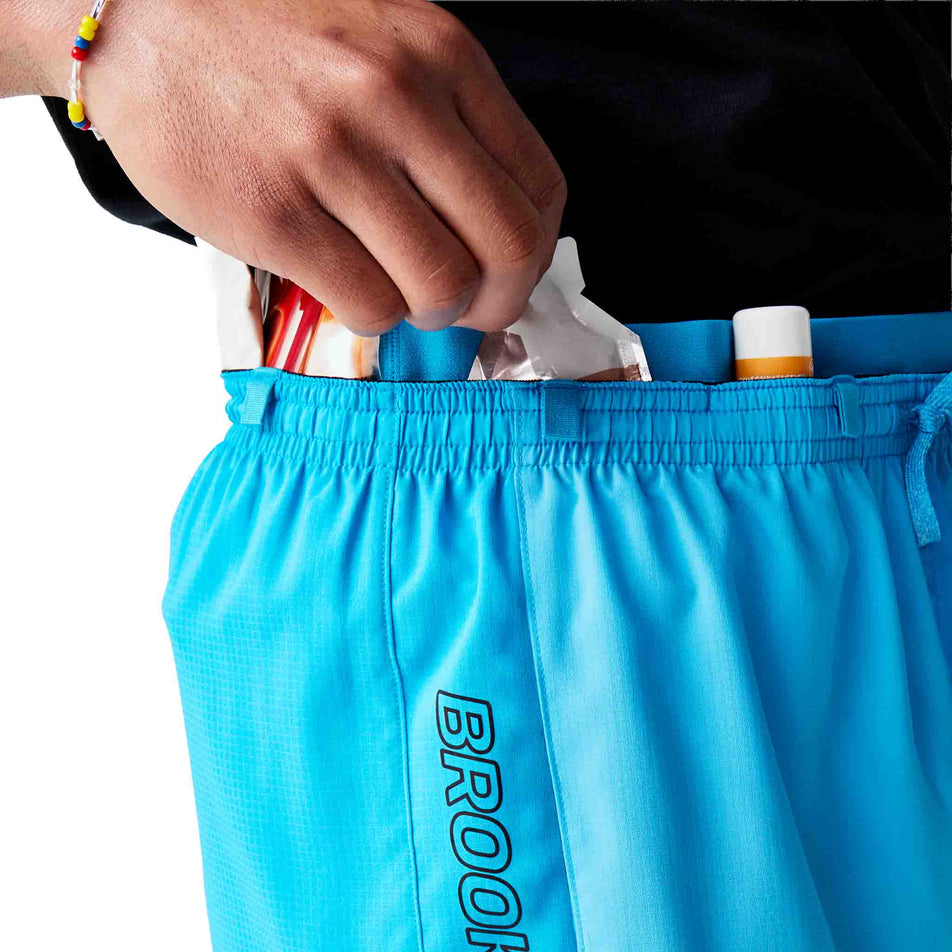 The pockets on the waistband of the Brooks Men's High Point Cascadia Short in the Blazing Blue/Atomic Blue colourway.