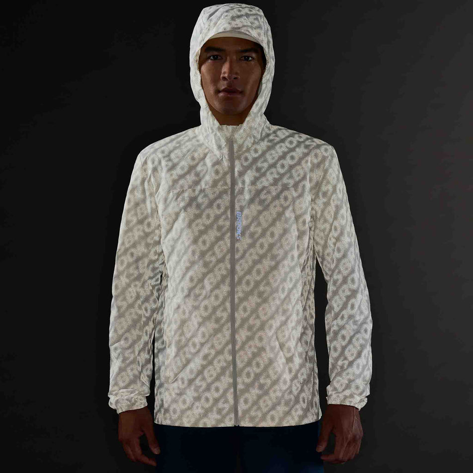 The reflective print on the Brooks Men's Canopy Reflective Jacket in the Reflective Wordmark Bone colourway.