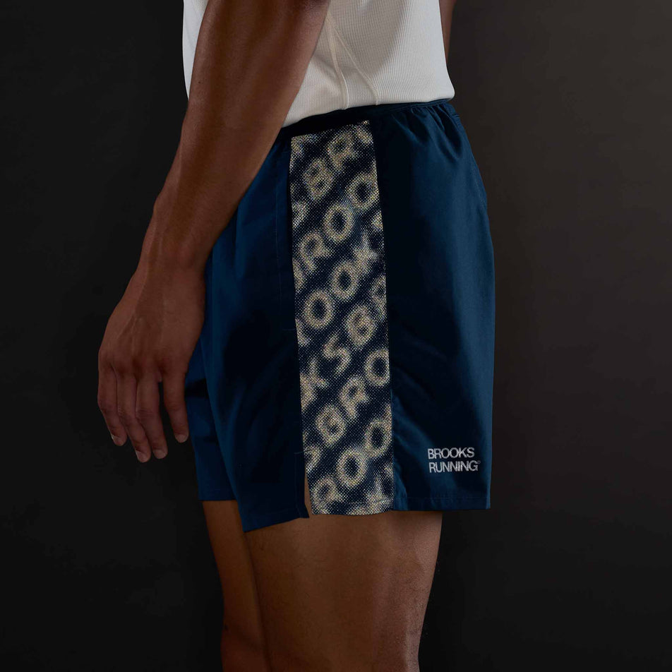 The reflective graphic on the side of the Brooks Men's Dash Reflective Short in the Reflective Wordmark Indigo colourway.