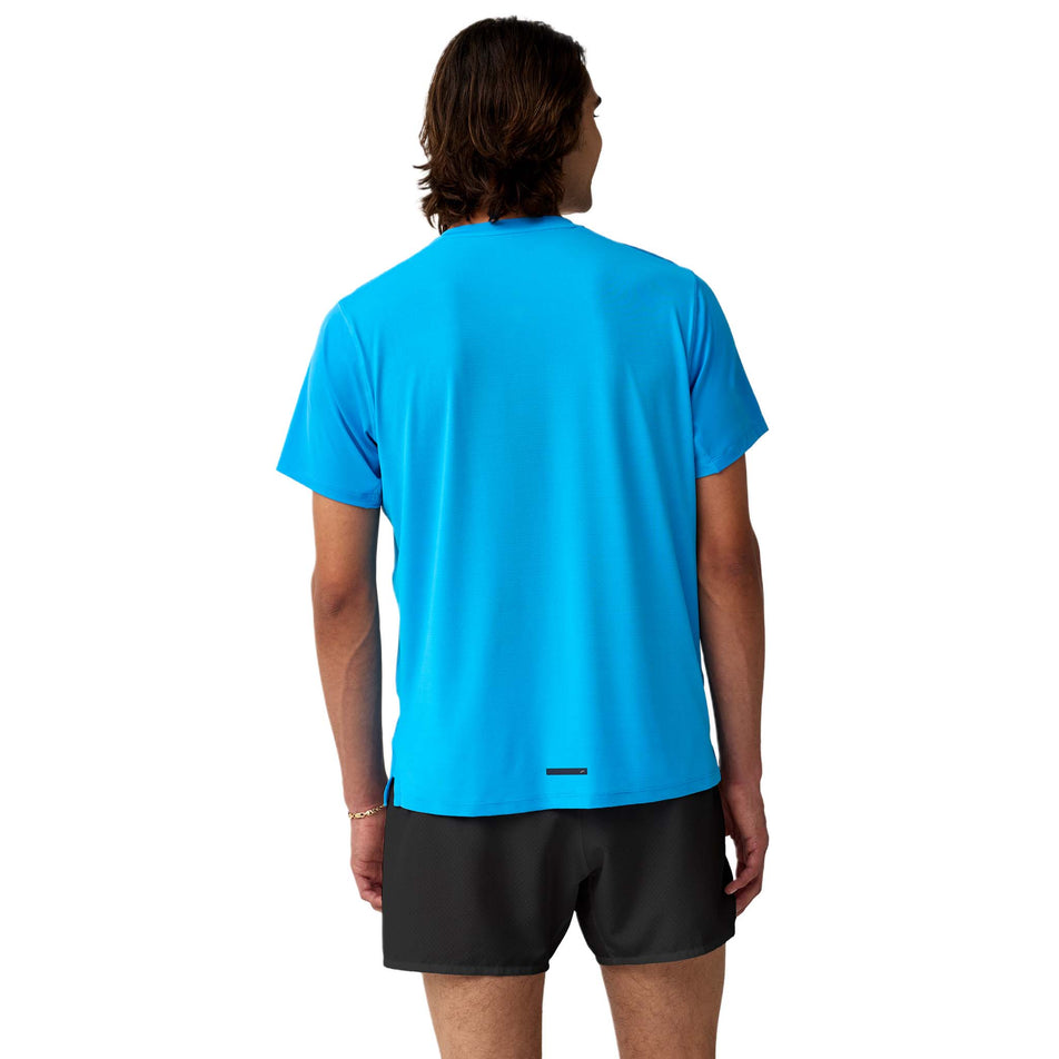 Back view of a model wearing the Brooks Men's Dash Cooling Short Sleeve in the Cyber Blue colourway.