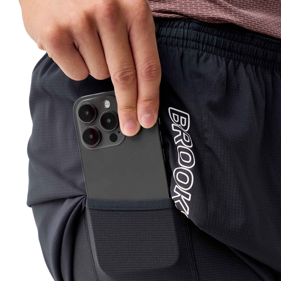 The stash pocket on the liner of the Brooks Men's Cascadia 2-In-1 Short in the Black colourway.